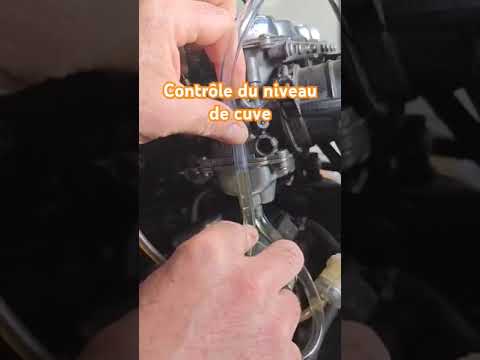 contrôle du niveau de carburant dans la cuve du carburateur. #mécanique #carburateur #moto