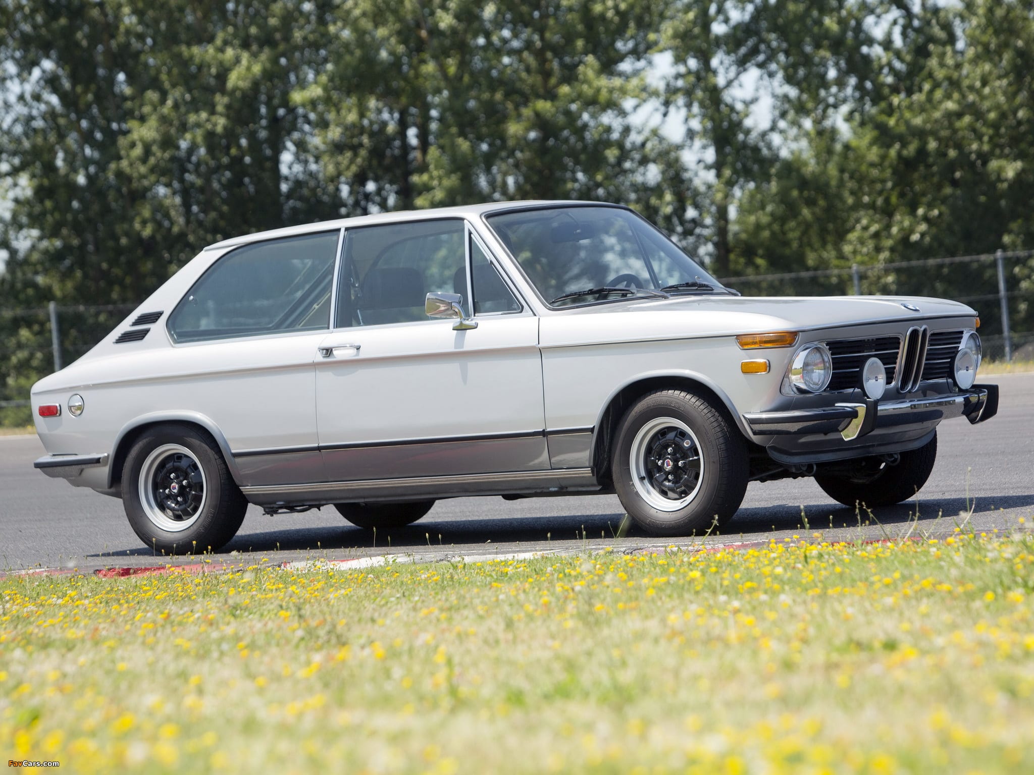 découvrez le guide vintage complet de la bmw 2000 touring tii : histoire, caractéristiques techniques, conseils d’achat et anecdotes pour les passionnés de voitures classiques.