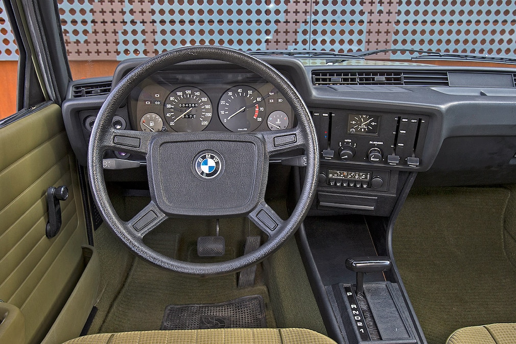découvrez la bmw 320 6 vintage, une voiture de collection alliant élégance, performances et authenticité. profitez de son style classique et de son moteur emblématique pour une expérience de conduite unique. parfaite pour les passionnés d'automobile ancienne.