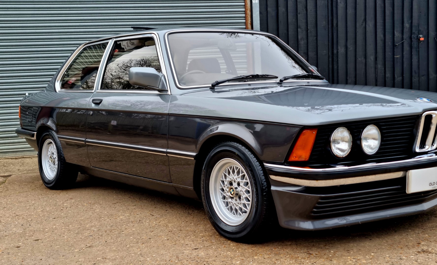 découvrez la bmw 323i vintage 2025, une berline alliant style classique et performances modernes. profitez d'un design élégant, d'une technologie avancée et d'une expérience de conduite unique. réservez votre essai dès maintenant!