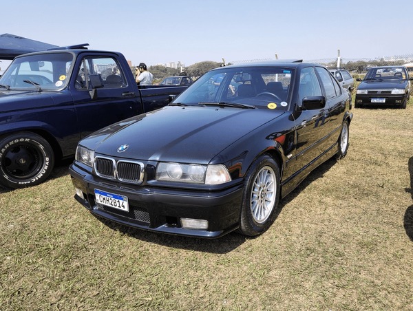 découvrez la bmw 323i vintage édition 2025 : alliance parfaite entre élégance classique et technologie moderne. performances dynamiques, confort haut de gamme et allure rétro pour les passionnés d’automobile.