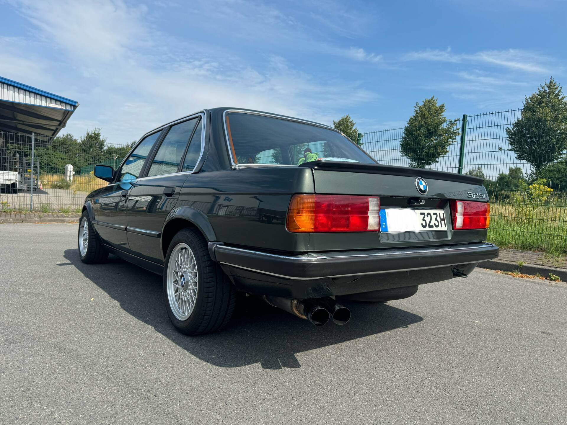 découvrez la bmw 323i vintage 2025 : une alliance parfaite entre le charme classique et les performances modernes. appréciez son design rétro, son confort raffiné et sa technologie avancée, idéale pour les passionnés d’automobiles d’exception.