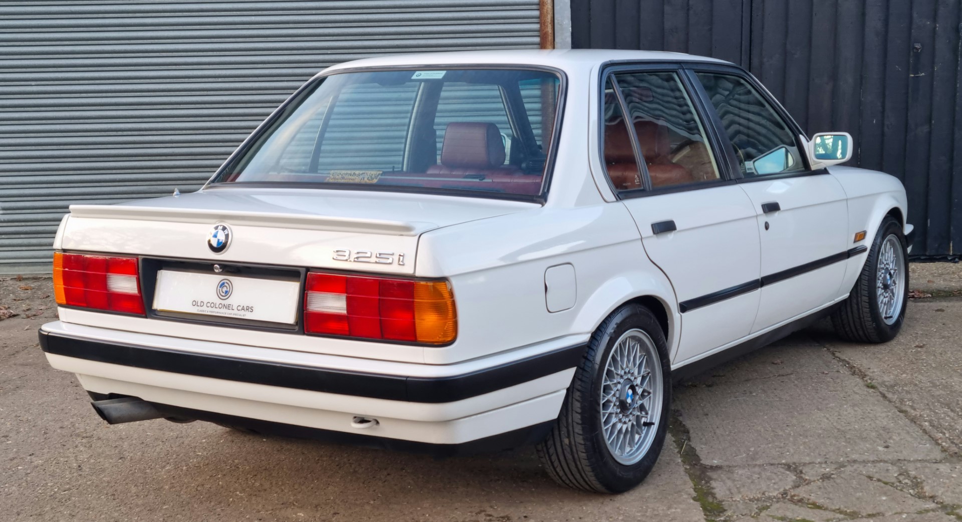 découvrez la bmw 323i vintage 2025, une voiture au design classique alliée à des performances modernes. profitez d’un confort exceptionnel, d’une technologie innovante et d’une expérience de conduite unique, parfaite pour les passionnés d’automobile.