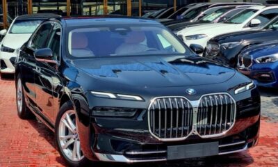 découvrez la bmw 735 ia 2025 : élégance, performance et technologies de pointe réunies dans cette berline de luxe. confort exceptionnel, design moderne et innovations pour une expérience de conduite inégalée.