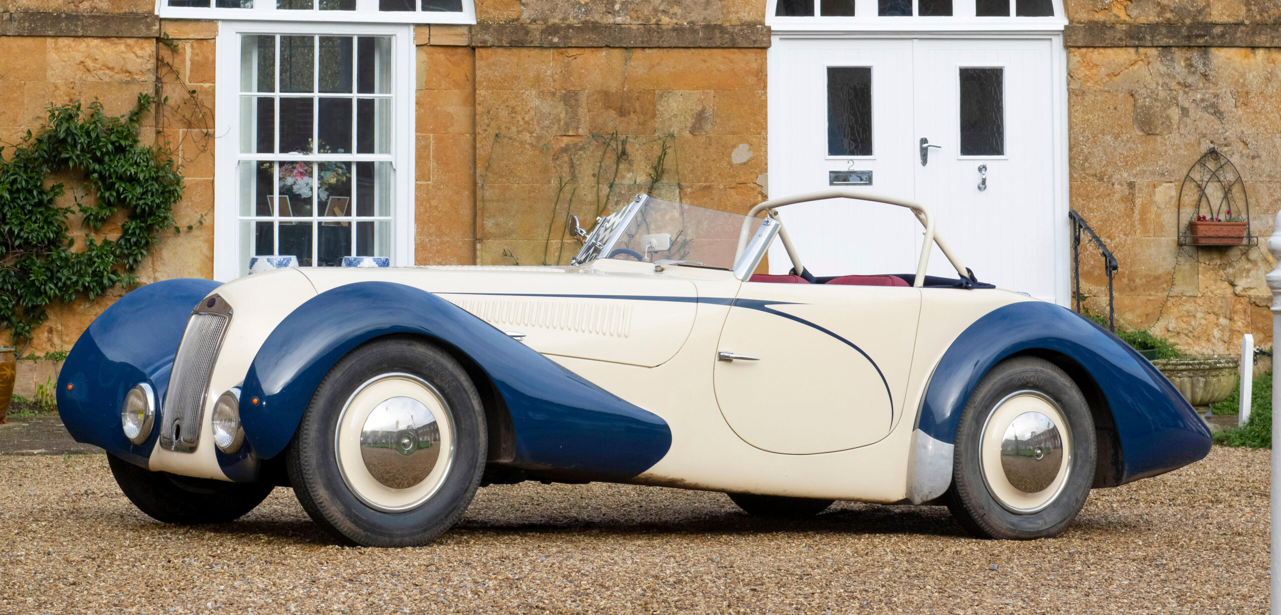 découvrez l'univers fascinant des joyaux automobiles vintage : des voitures de collection emblématiques, au design rétro et au charme intemporel pour passionnés et curieux.