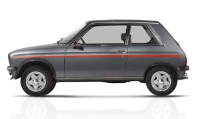 découvrez la peugeot 104 zs2, une citadine sportive emblématique des années 1970, appréciée pour sa légèreté, son agilité et son moteur performant. idéale pour les passionnés de voitures classiques françaises.
