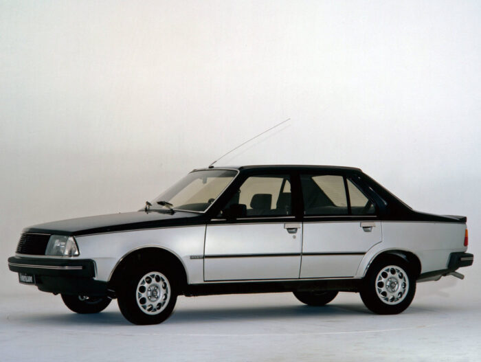 découvrez l’histoire passionnante de la renault 18, ses origines, ses principales caractéristiques techniques et son évolution à travers les années. plongez dans l’univers d’une voiture emblématique.