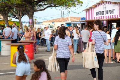découvrez l'atmosphère conviviale du marché de fos-sur-mer : produits locaux, ambiance chaleureuse et rencontres authentiques au cœur de la provence.