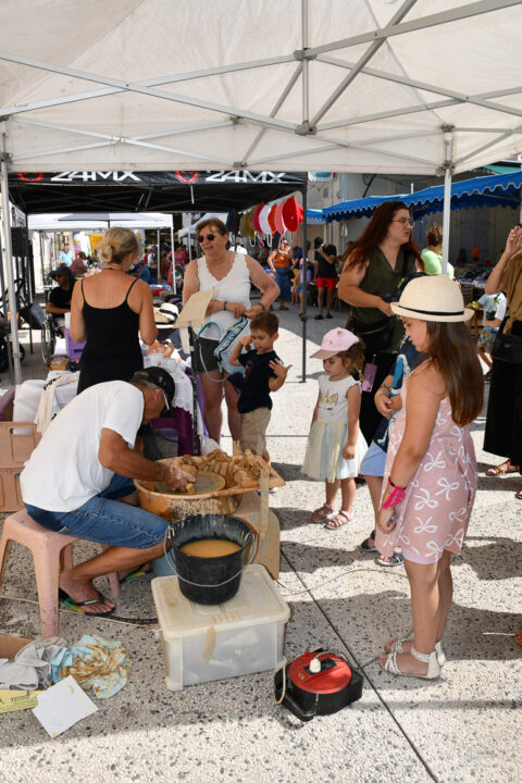 découvrez une atmosphère conviviale au marché de fos-sur-mer : producteurs locaux, spécialités provençales et ambiance chaleureuse au rendez-vous pour tous les visiteurs !