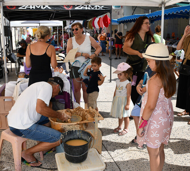 découvrez une atmosphère conviviale au marché de fos-sur-mer : producteurs locaux, spécialités provençales et ambiance chaleureuse au rendez-vous pour tous les visiteurs !