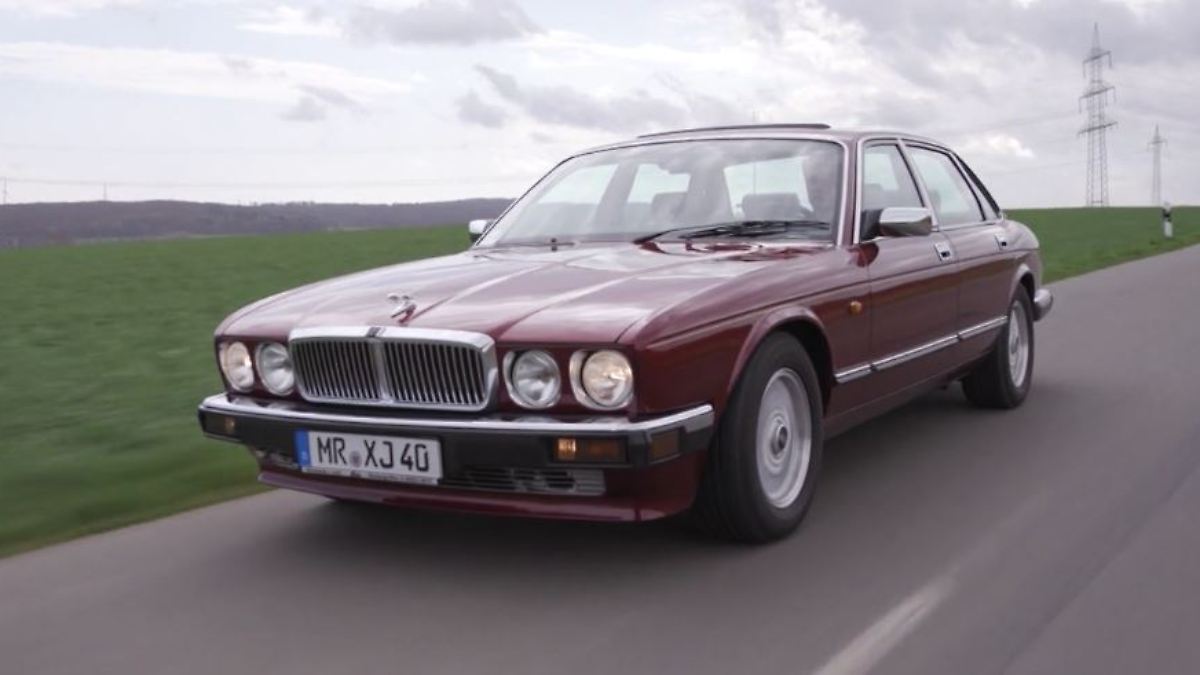 découvrez l’histoire et les caractéristiques emblématiques de la jaguar xj40, cette berline de luxe britannique produite entre 1986 et 1994. performances, raffinement et design iconique au rendez-vous!