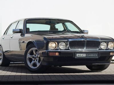 découvrez tout sur la jaguar xj40, une berline de luxe britannique emblématique des années 80 et 90 : design élégant, performances remarquables et histoire fascinante de ce modèle incontournable.