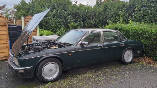 découvrez tout sur la jaguar xj40 : histoire, caractéristiques, performances et conseils d'entretien pour cette berline de luxe britannique emblématique produite entre 1986 et 1994.