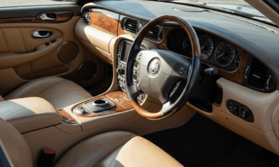 découvrez la jaguar xjr : son histoire fascinante, ses performances remarquables et les avis des passionnés sur cette berline sportive de luxe incontournable.