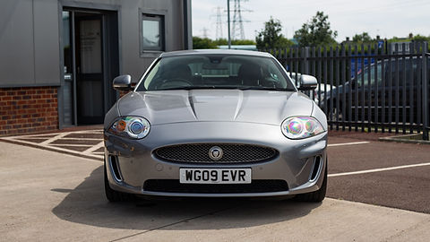 découvrez la jaguar xk 5.0l coupé : une voiture de sport élégante alliant puissance, raffinement et performance. profitez d’un design luxueux et d’une conduite exceptionnelle avec ce modèle iconique.