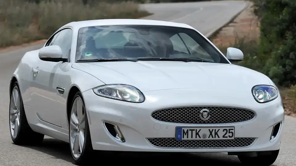 découvrez la jaguar xk 5.0l coupé : une voiture de sport élégante alliant puissance, luxe et performances exceptionnelles. profitez d’un design raffiné, d’un moteur v8 puissant et d’un confort haut de gamme. idéale pour les passionnés d’automobile.