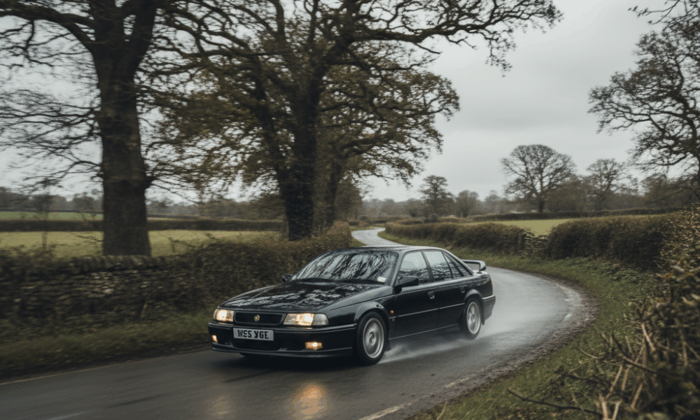 découvrez l'opel lotus carlton, une sportive de légende emblématique des années 90, alliant puissance exceptionnelle et design audacieux.