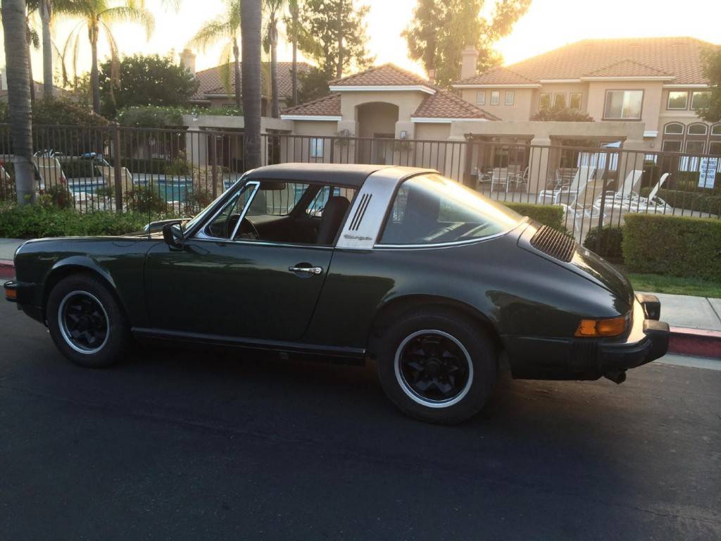 découvrez la porsche 911 targa 1976 : une icône intemporelle alliant élégance, performances sportives et plaisir de conduite à ciel ouvert. plongez dans l’histoire d’un modèle de légende.
