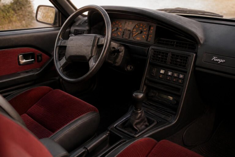 Intérieur de la Renault Fuego Turbo : voyage dans les années 80