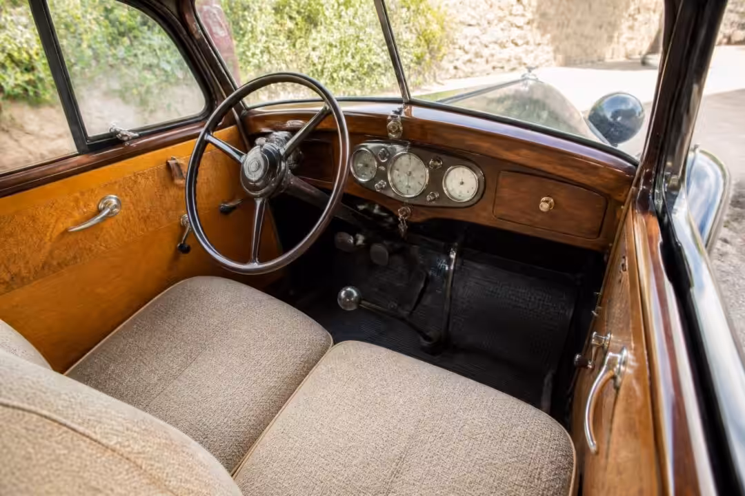 découvrez l'intérieur de la simca 5 et explorez le design et l'aménagement de cet habitacle vintage unique.
