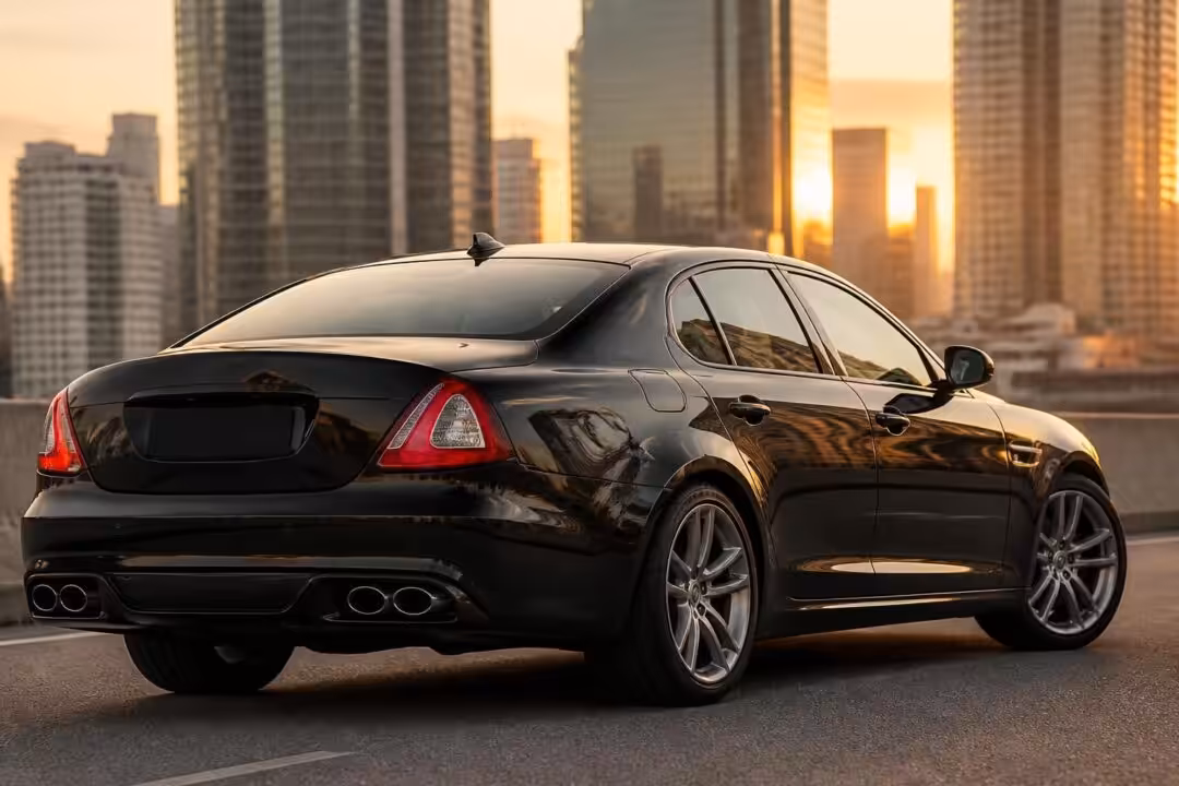 découvrez la jaguar xjr 4.2 v8 supercharged, une berline d'exception alliant puissance et élégance grâce à son moteur compressé performant.