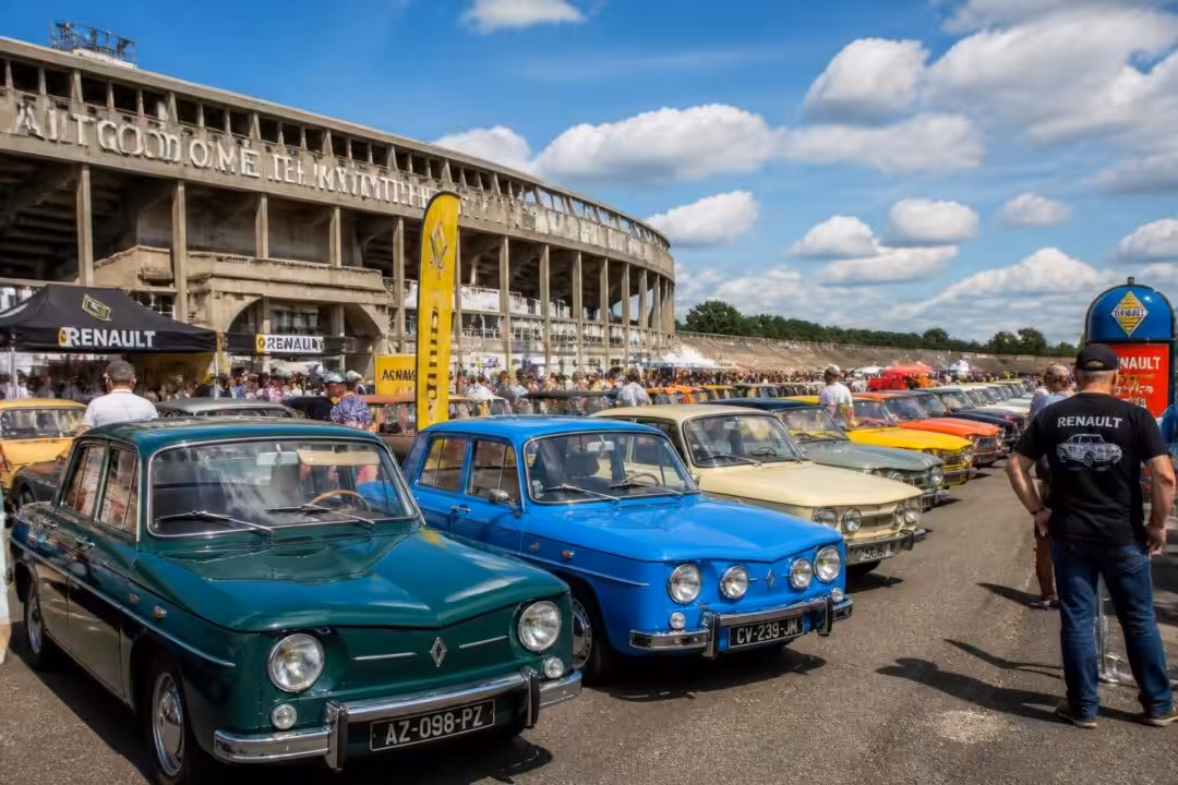 découvrez montlhéry en fête, l'événement incontournable pour tous les passionnés de renault d'époque, avec des expositions, des animations et des rencontres uniques.