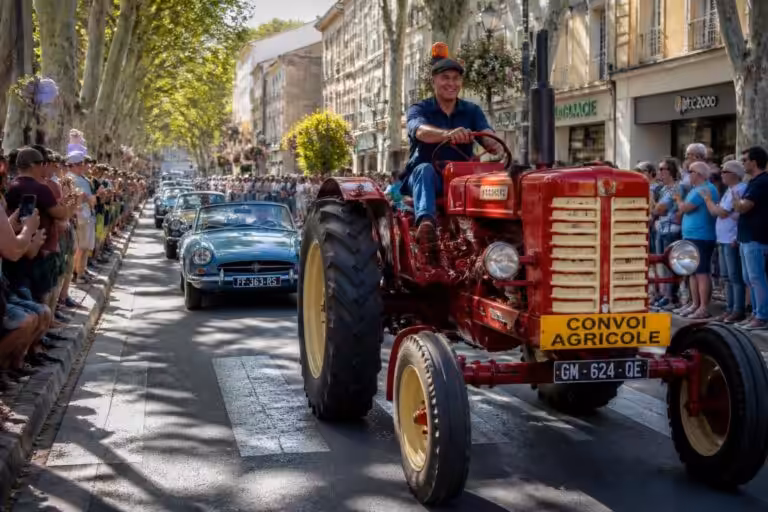 Riez s&rsquo;anime avec un défilé spectaculaire de tracteurs d&rsquo;époque et de voitures anciennes