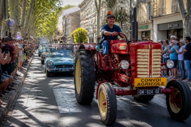 Riez s&rsquo;anime avec un défilé spectaculaire de tracteurs d&rsquo;époque et de voitures anciennes