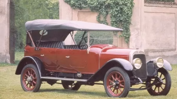 Henri Durand ressuscite sa Simca 8 : une décennie de restauration pour revivre ses souvenirs d&rsquo;antan