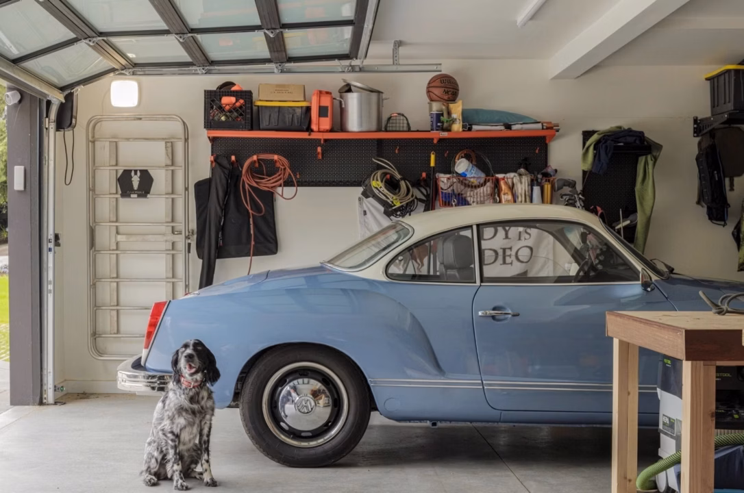 À 92 ans, René redonne vie à des voitures anciennes dans son garage : découvrez le modèle exceptionnel qu&rsquo;il a choisi