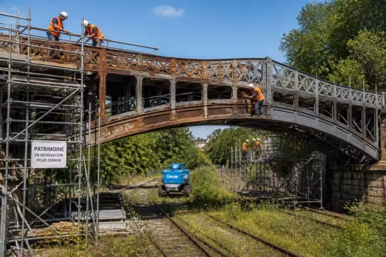 Rénovation en cours du pont métallique de l’ancienne voie ferrée : un patrimoine réhabilité