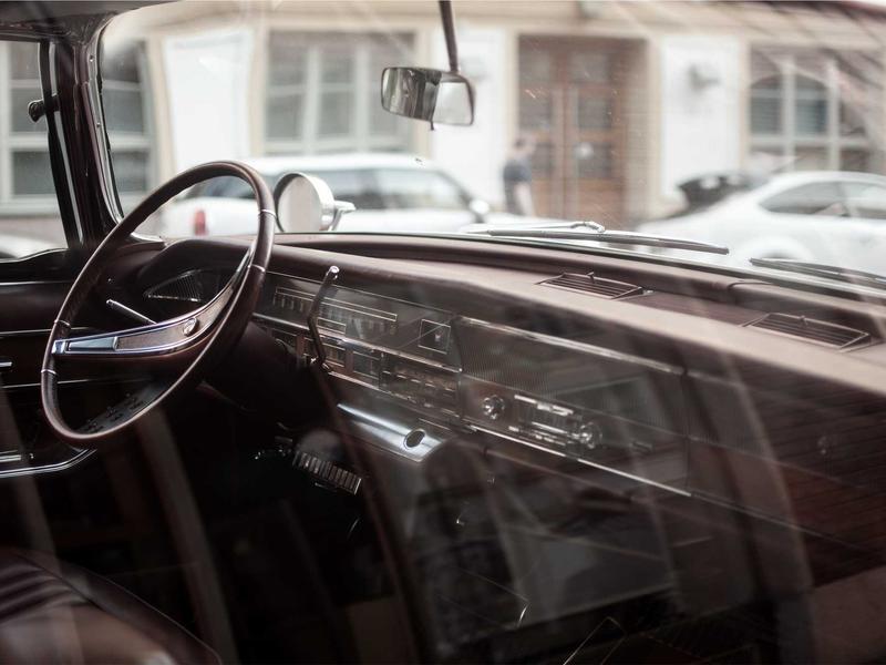 Intérieur d'une voiture vintage avec volant.