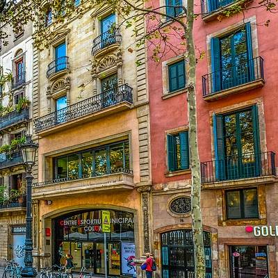Façade colorée de bâtiments urbains avec balcons.