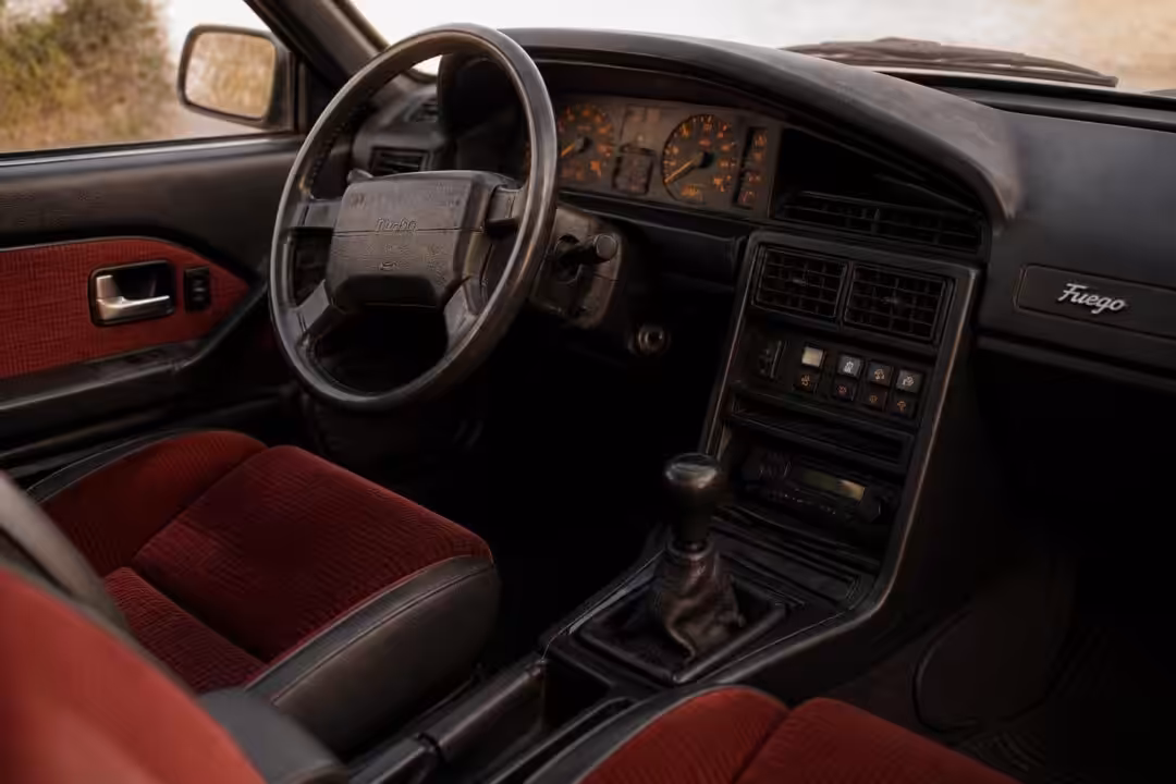 découvrez l'intérieur emblématique de la renault fuego turbo, un voyage nostalgique au cœur des années 80 avec son design vintage et ses détails rétro uniques.