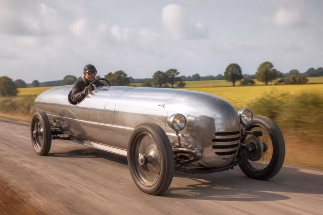 découvrez l'histoire de la jamais contente, la première voiture électrique à dépasser les 100 km/h, une prouesse technologique révolutionnaire du début du 20ème siècle.
