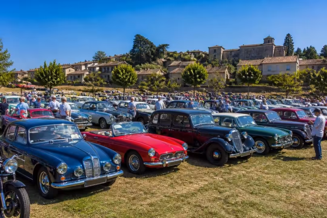 le rétro-club de gimont rassemble plus de cent voitures anciennes pour un événement unique alliant passion et patrimoine automobile.