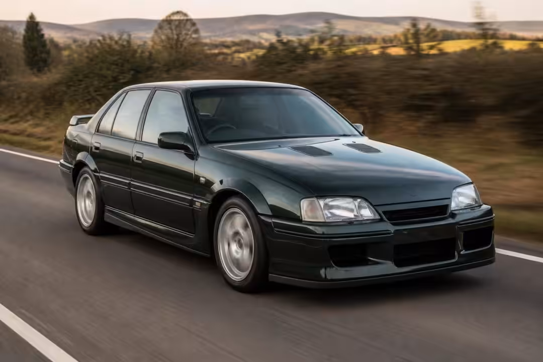 découvrez l'histoire fascinante du lotus carlton, la berline la plus rapide et emblématique qui a marqué l'automobile par ses performances exceptionnelles et son design unique.