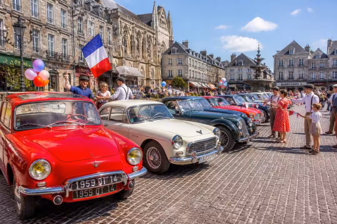 découvrez le rassemblement exceptionnel de voitures anciennes à lisieux ce dimanche. préparez les drapeaux et la fête pour une journée mémorable dédiée aux passionnés d'automobiles rétro.