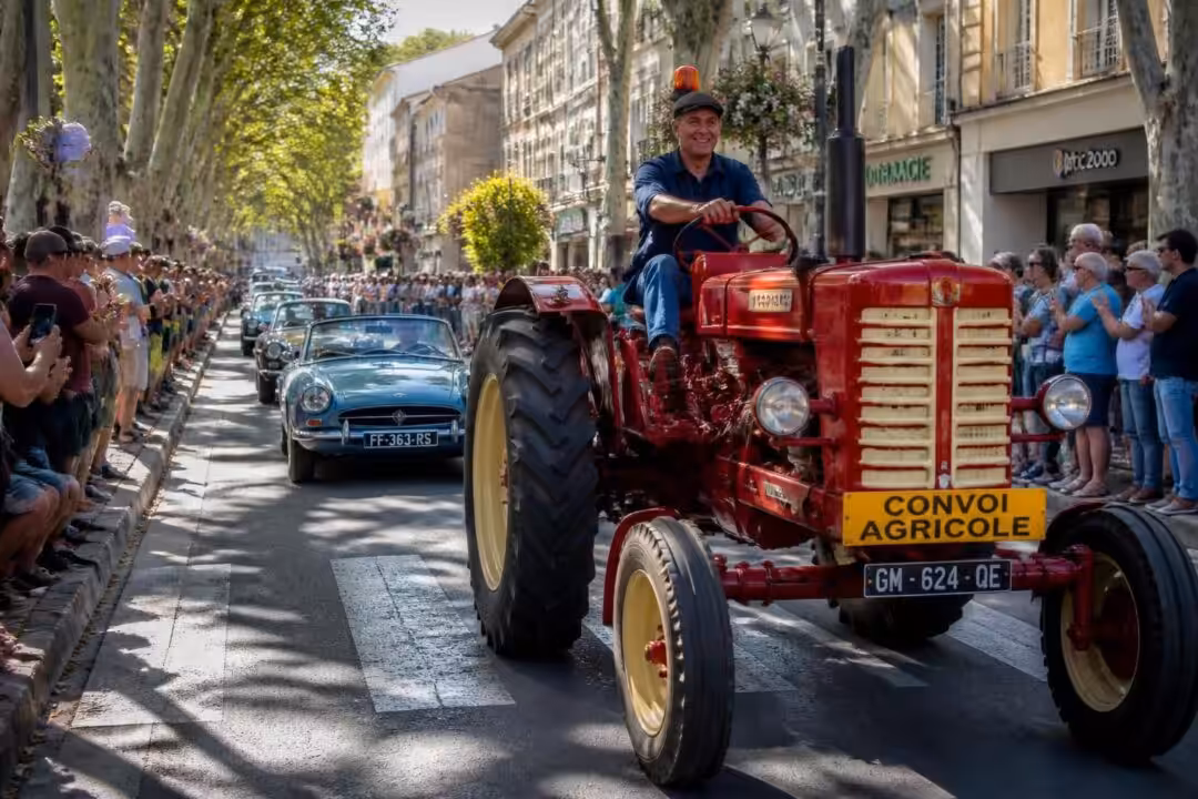 découvrez le défilé spectaculaire de tracteurs d'époque et de voitures anciennes qui anime riez, une célébration conviviale alliant histoire et passion automobile.