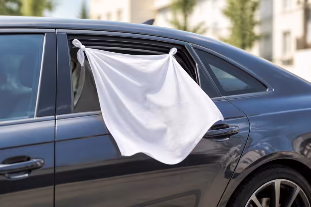découvrez la signification et l'utilité du tissu blanc accroché à la vitre de la voiture, un signal souvent utilisé pour communiquer ou prévenir lors de situations spécifiques.