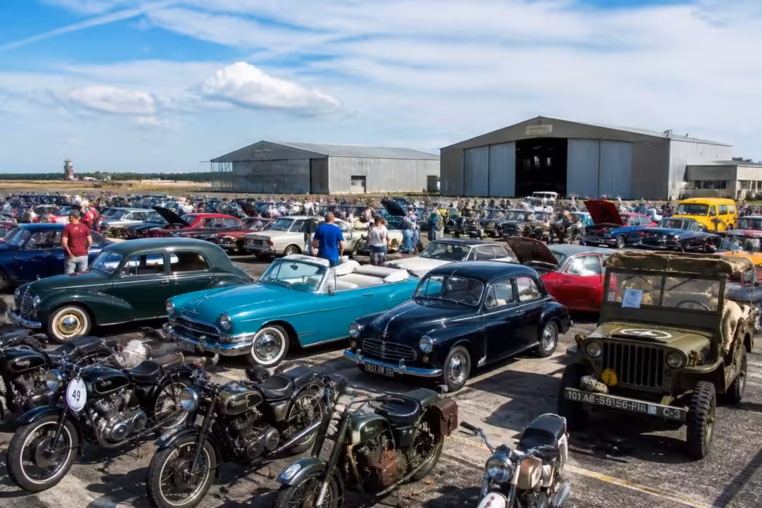 découvrez une centaine de véhicules anciens, incluant voitures, motos et camions, qui séduisent les visiteurs à la base de cet événement unique dédié aux passionnés de vintage.